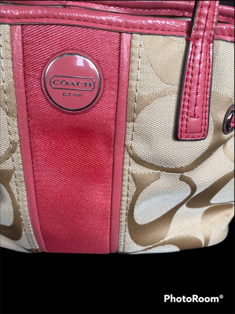 Authentic Mini Coach (Category: Purses & Pouches) located in Shah Alam. Submitted by NRSYF (Listing ID 1124148641, Image 2). Description: Authentic Mini Coach Size : 28cm x 18cm Rarely used. But got some defect on the handle. See pic. Maybe you can use twilly scarf to cover on it. Bought from Aussie. .