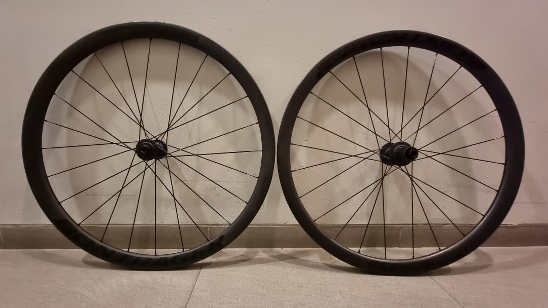 Bontrager Aeolus Elite 35 TLR Disc Road Wheel, Sports Equipment