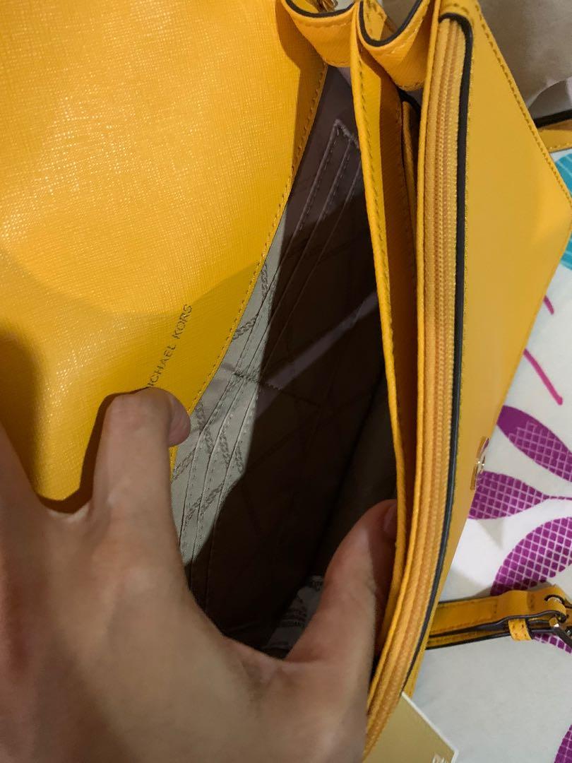 Michael Kors Daniela Gusset Crossbody Leather, Women's Fashion, Bags &  Wallets, Cross-body Bags on Carousell
