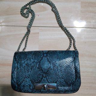 Snake printed faux leather shoulder sling bag
