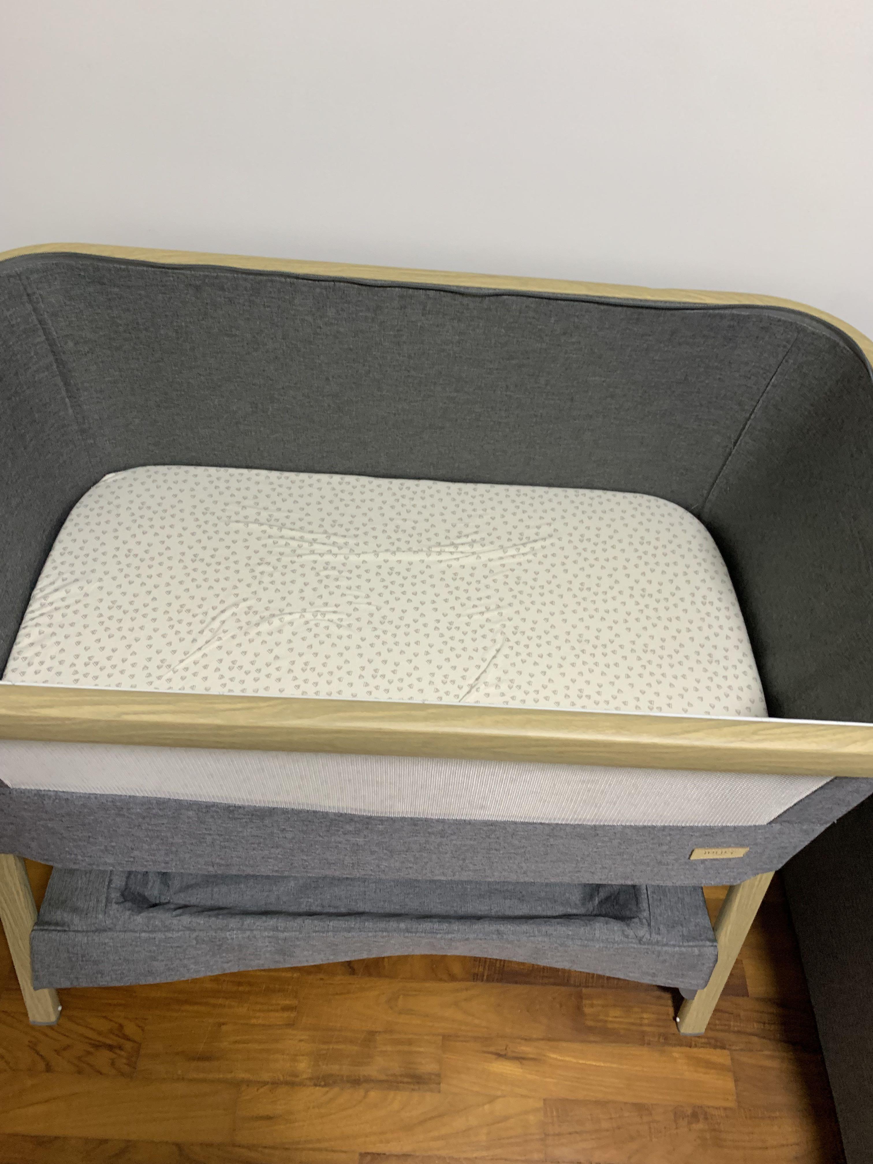 Tutti Bambini Cozee Bedside Crib + 2 original fitted sheets, Babies