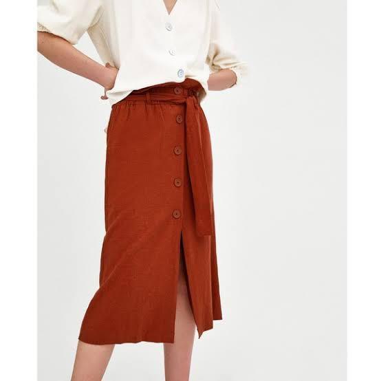Zara Linen Midi Skirt (S) (Category: Skirts) located in Quezon City. Submitted by nmdeclutters (Listing ID 1124249633, Image 1). Description: Size Small Thick linen fabric Rarely used - literally just twice to thrice then stored Super cute and versatile - can be dressed up or down depending on your mood Swipe through for actual worn photos RFS: Not really wear colored bottoms anymore Shipping c/o buyer.