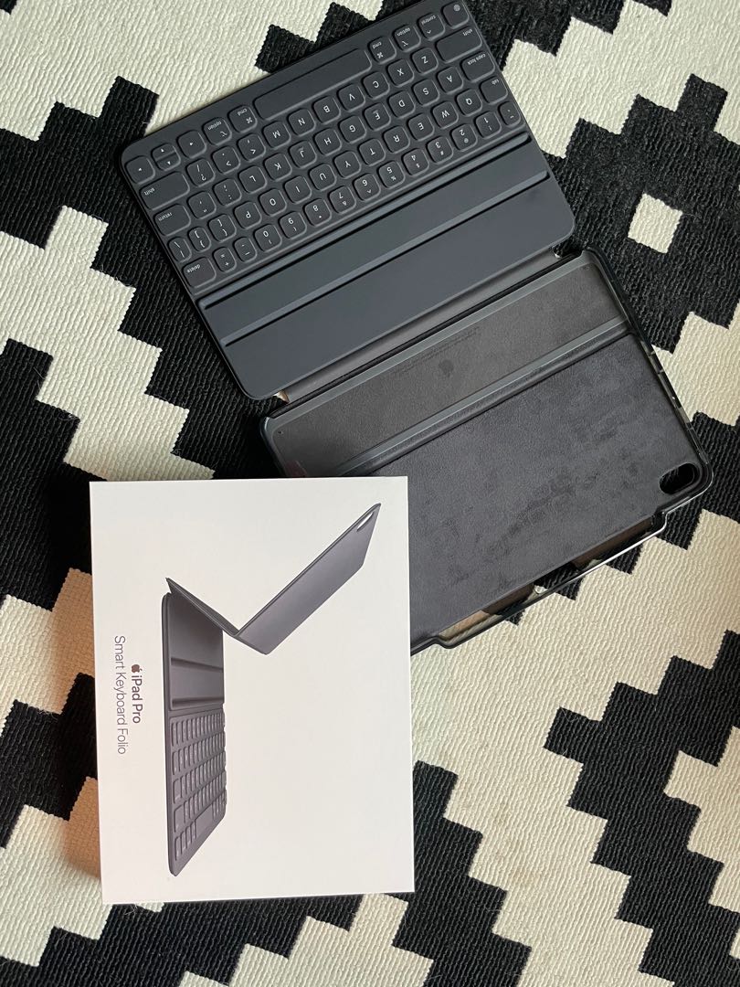 iPad Pro Smart Folio Keyboard with free Bumper Cover (11 inch