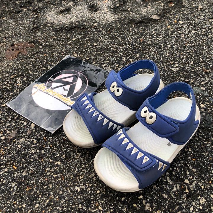 Adidas akwah sales 25