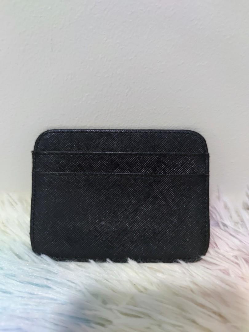 Tory Burch Card Holder (Category: Luxury Bags & Wallets) located in Pasig City. Submitted by armoire_deluxe (Listing ID 1124499195, Image 2). Description: Pre♥️ item. In good condition..