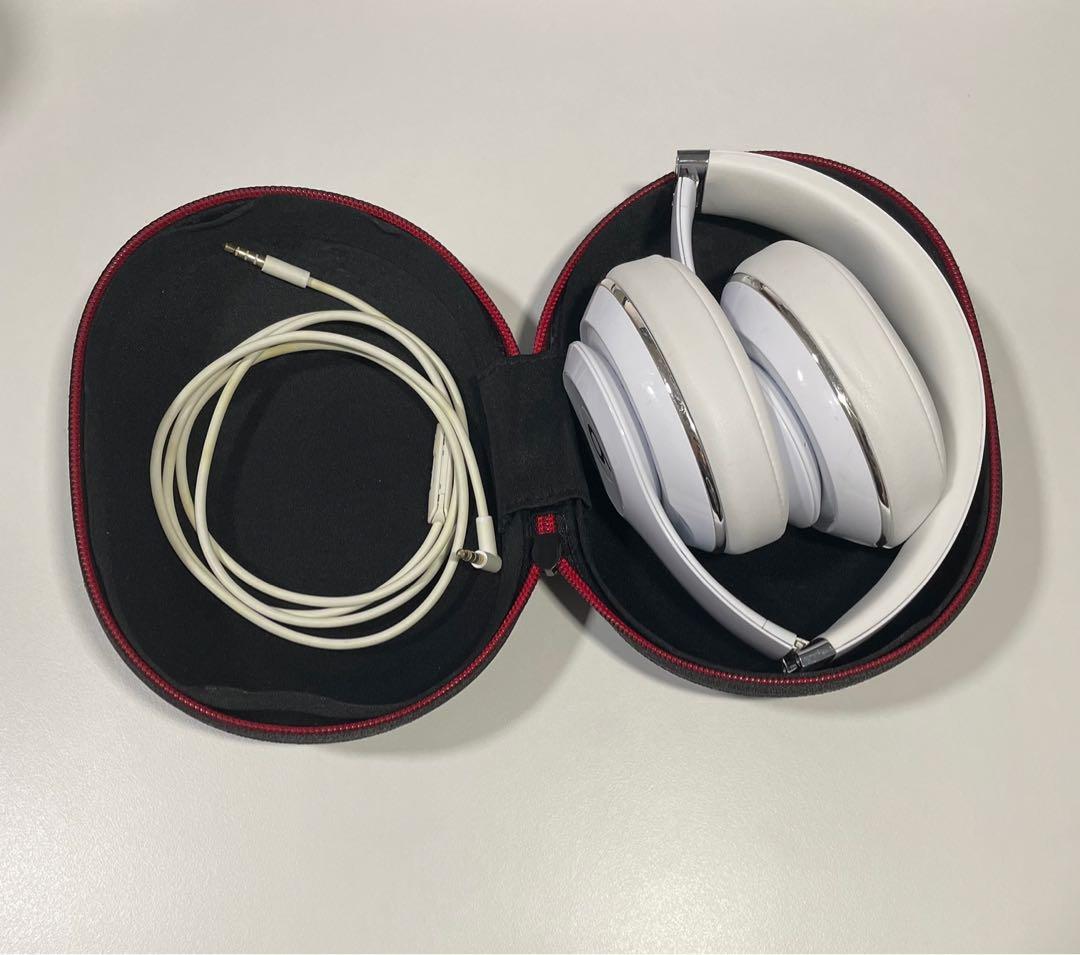 Beats by dre white wireless headphones model B0501 Audio