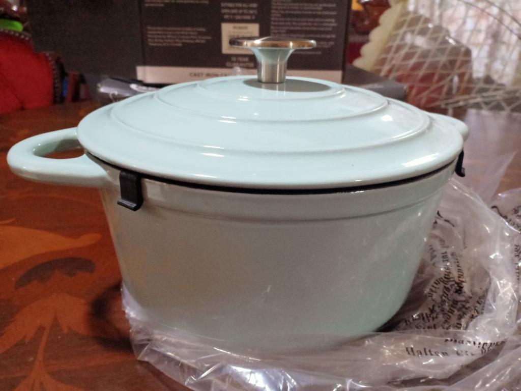 Cast Iron Casserol Dish, Furniture & Home Living, Kitchenware