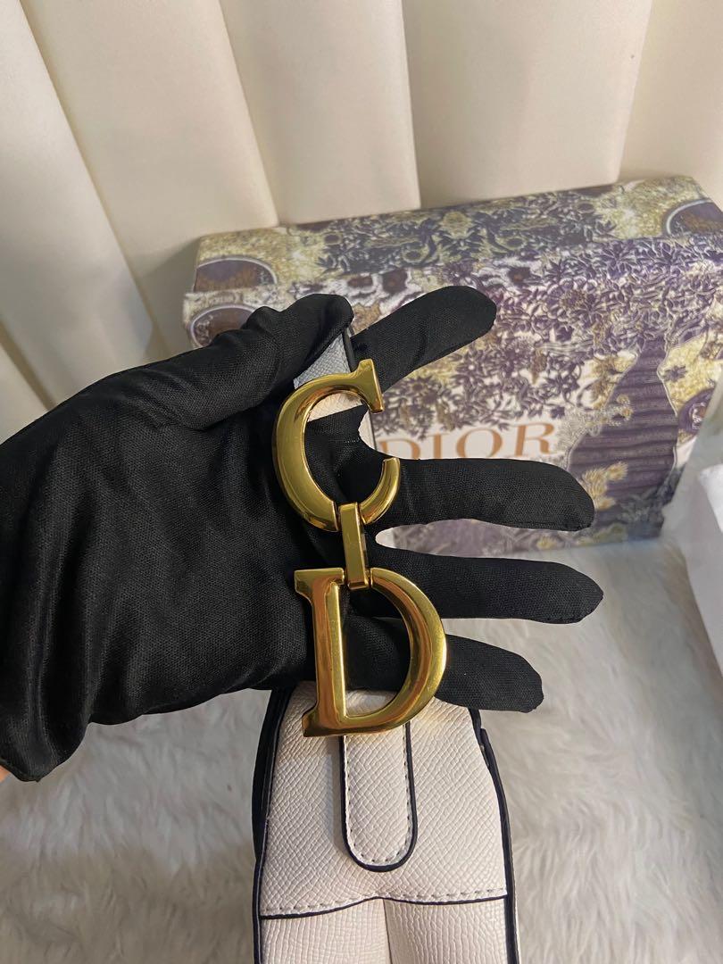 Dior white saddle bag from japan 🇯🇵 (Category: Luxury Bags & Wallets) located in Mandaluyong City. Submitted by japanandsingaporeluxepreloved (Listing ID 1124550711, Image 3). Description: .
