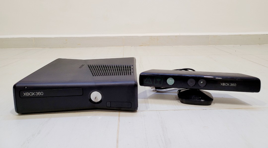 Microsoft Xbox 360 S Console (Model 1439) + Kinect, with controller