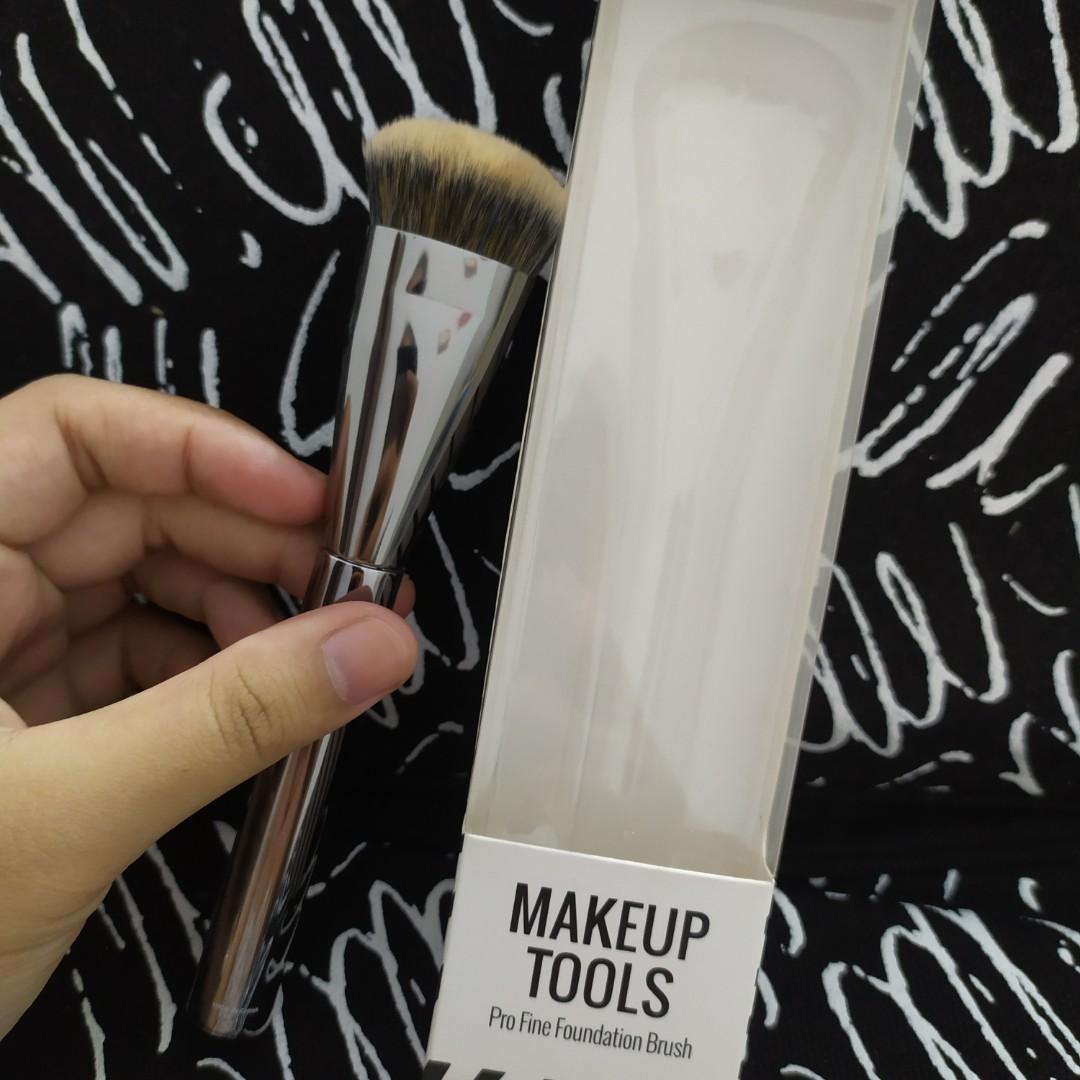 Pro Fine Foundation Brush Miniso, Kesehatan & Kecantikan, Rias Wajah di Carousell