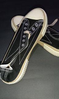 sepatu canvas