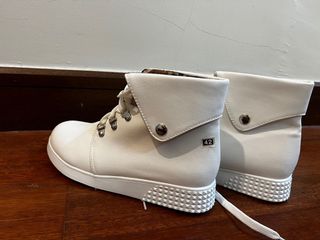 (Category: ) located in . Submitted by sherwardrobe (Listing ID 1124522319, Image 1). Description: .