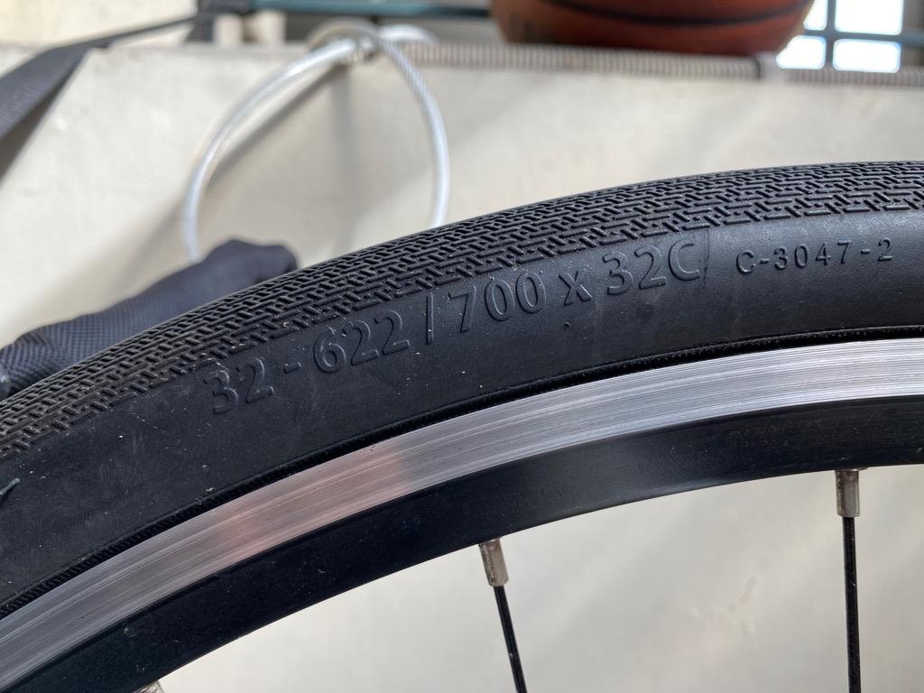 Decathlon Road Bike Tires 700x32c (with free inner tubes), Sports Equipment, Bicycles & Parts