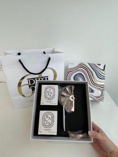 DIPTYQUE 2IN1 WHITE BOX LIMITED EDITION CANDLE SET (BAIES ,AMBRE) WITH PAPER BAG