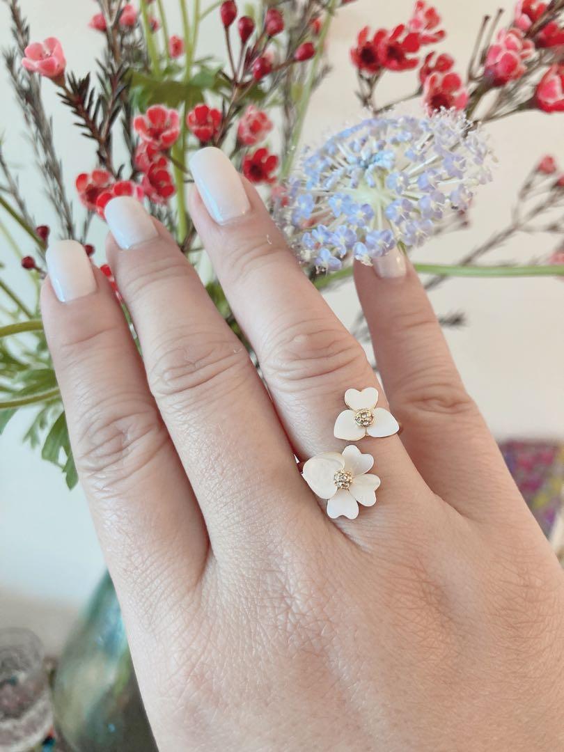 flower ring （分類：飾物及配件）位於 Hong Kong。 由 JNE2018 提交（商品編號 1129079708，圖片 2）。簡介： 。