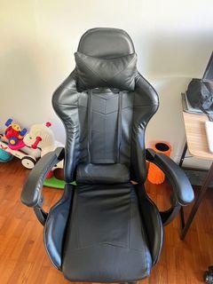 Gaming/computer chair with leg rest