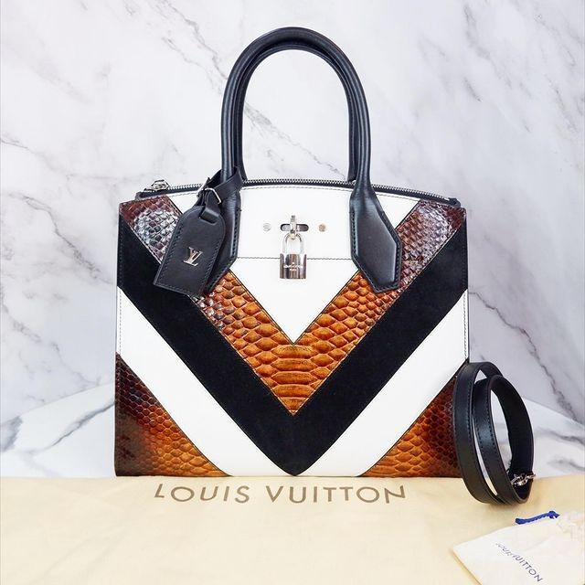 Louis Vuitton City Streamer MM, Luxury, Bags & Wallets on Carousell