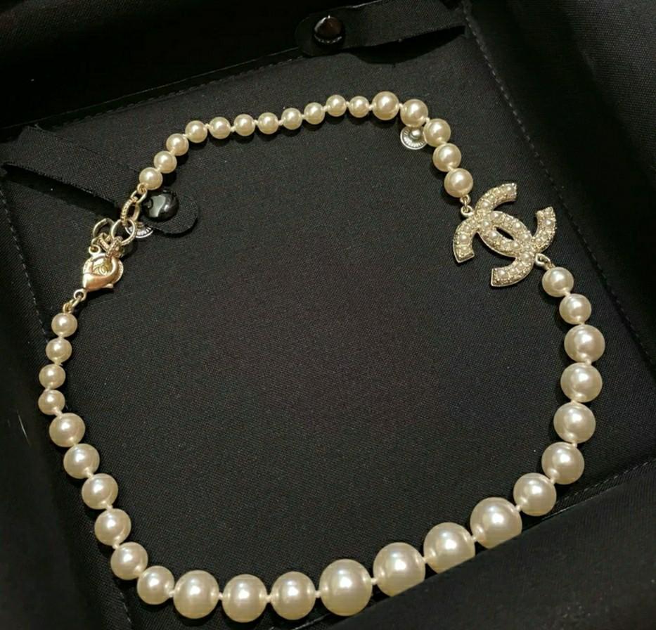 Chanel pearl heart necklace, Women's Fashion, Jewelry & Organisers,  Necklaces on Carousell