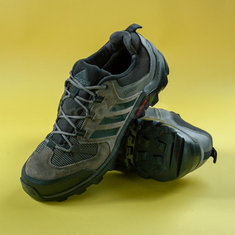 Gunung Adidas traxion shoes Gore Tex GTX Low, Fesyen Pria, Sepatu , Sneakers di Carousell