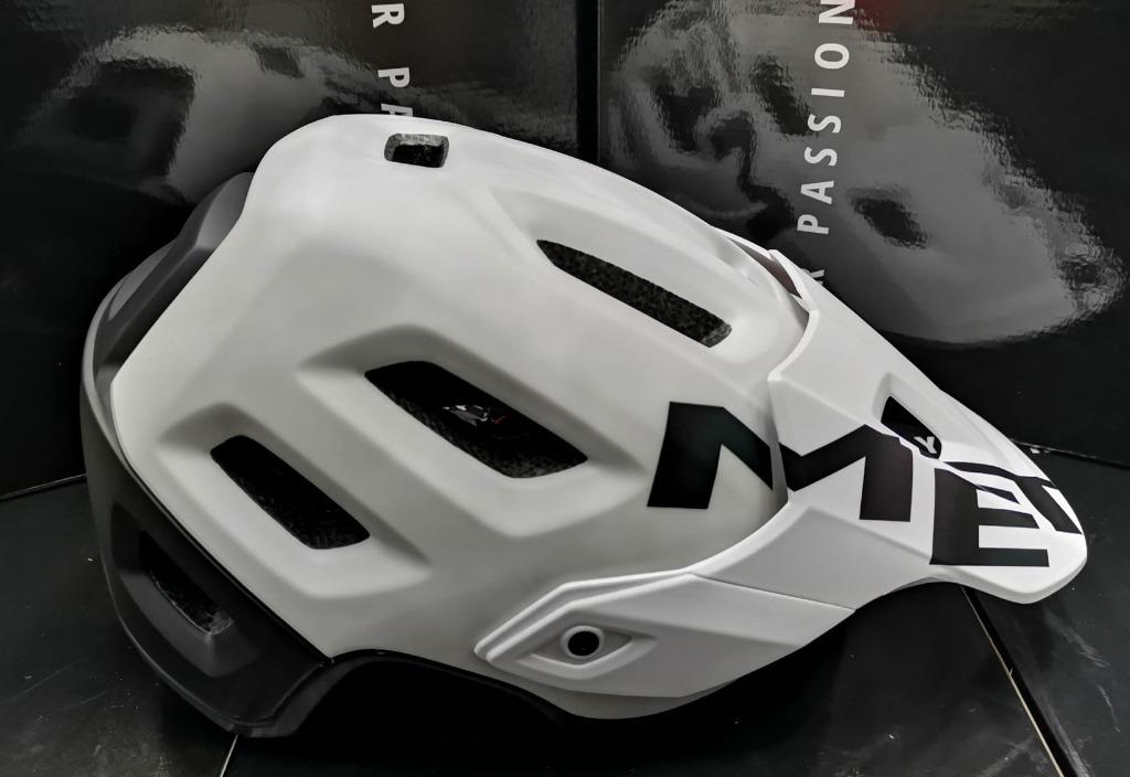 Met roam white store