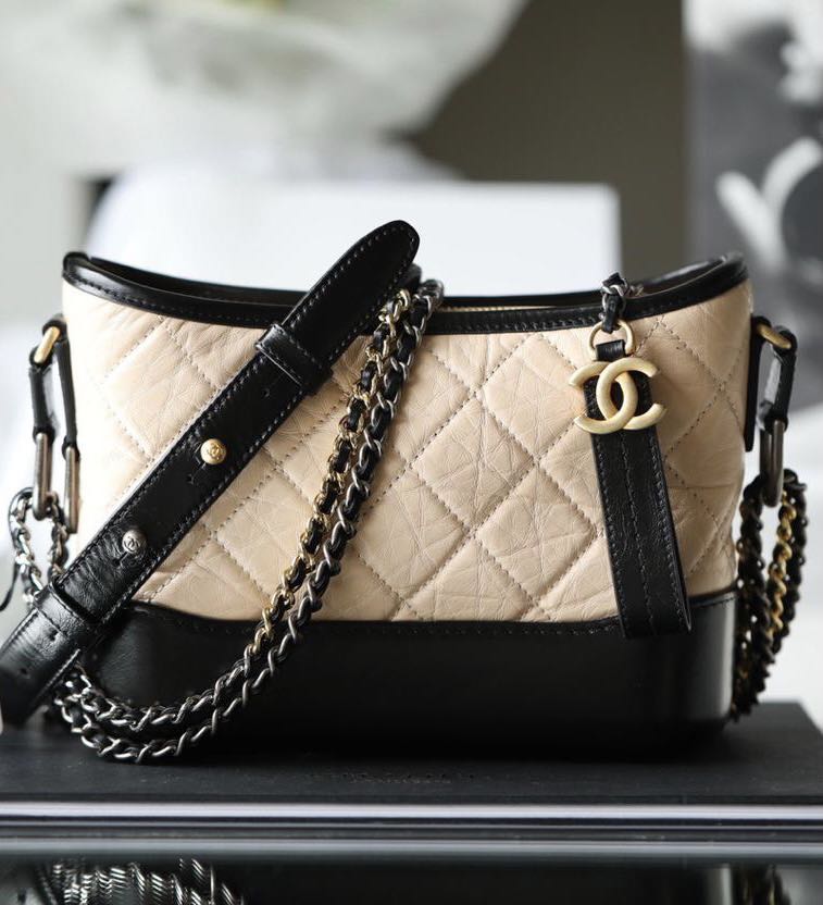 Chanel gabrielle size 24cm kulit made in france lengkap box, Fesyen Wanita,  Tas & Dompet di Carousell