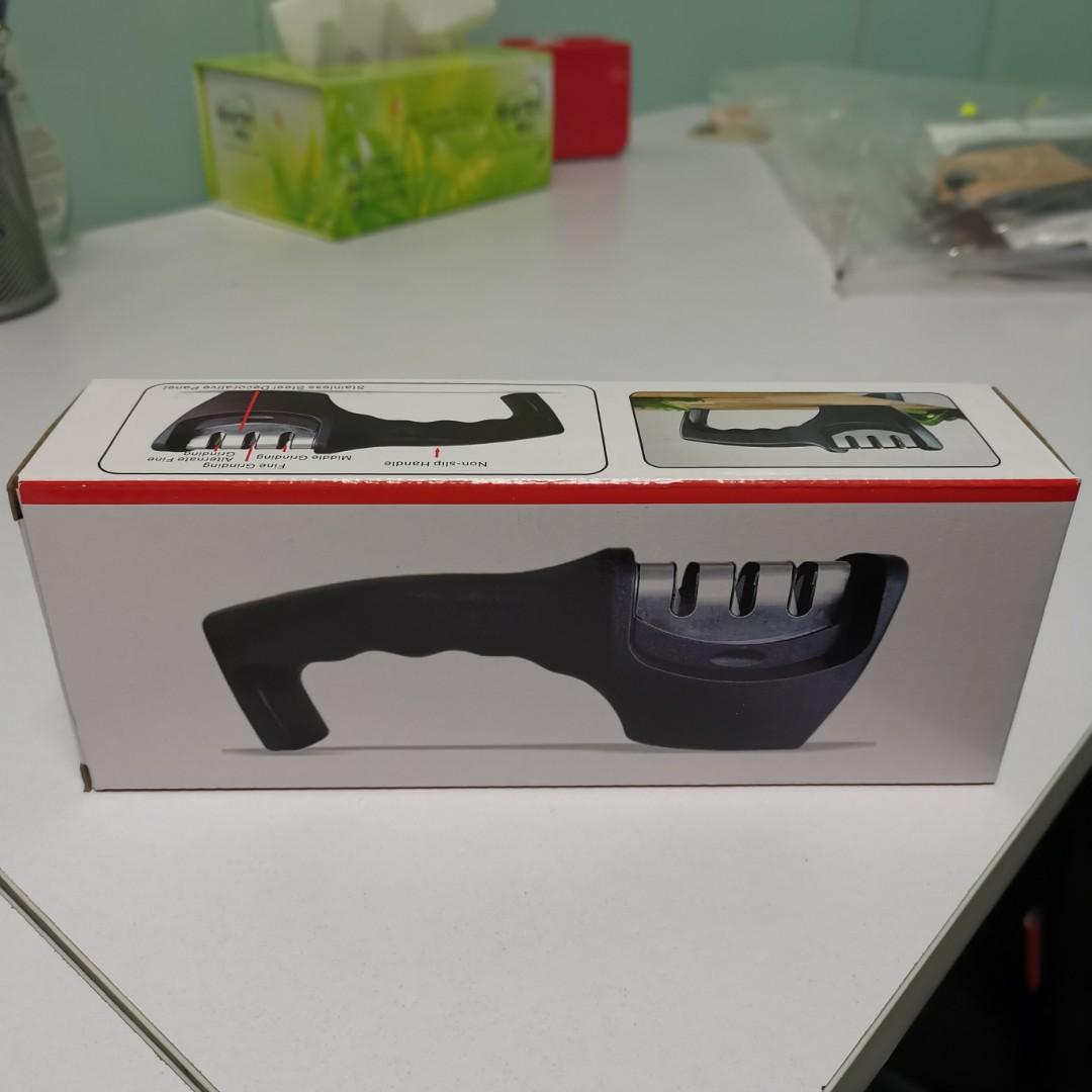 Knife sharpener （分類：其他廚具）位於 Hong Kong。 由 mobile-accessories 提交（商品編號 1130763574，圖片 3）。簡介： Knife sharpener - easy to use. One direction sharpening - 3 slot system 1) blade repair / straighten 2) restore V shape 3) fine tune sharpen。