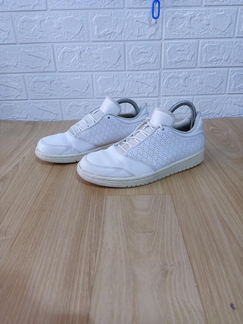 Sepatu Nike Jordan 1 flight 5 low, Fesyen Pria, Sepatu , Sneakers di  Carousell