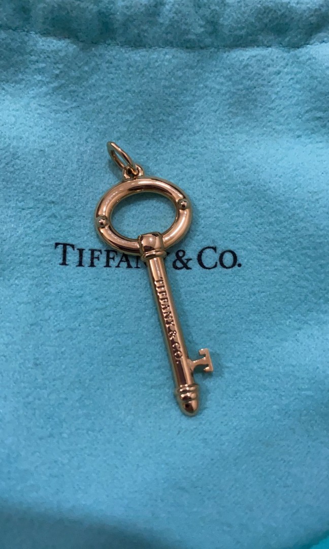 Tiffany Oval Modern Key pendant in 18k 