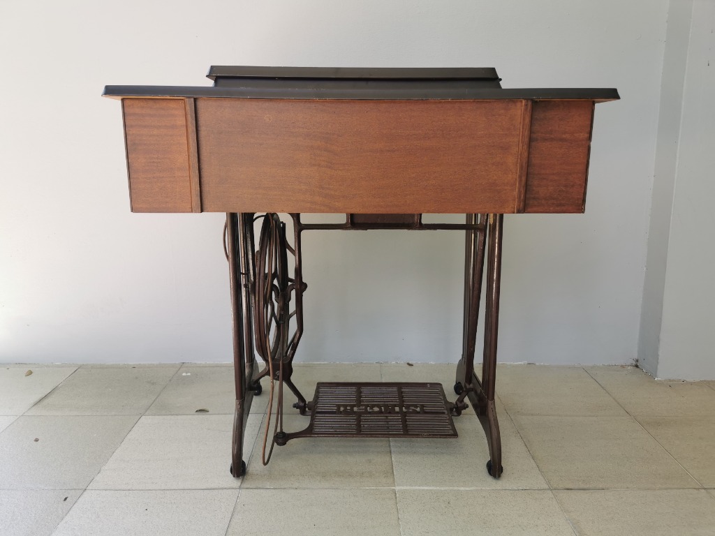 Vintage Singer Sewing Machine Leg, Hobbies & Toys, Memorabilia