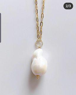 18karat gold  necklace with baroque pearl and diamonds