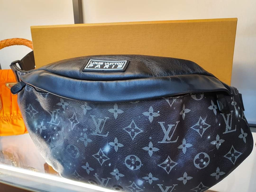 LOUIS VUITTON Discovery Bumbag Monogram Galaxy Black Multicolor (M44444),  Luxury, Bags & Wallets on Carousell