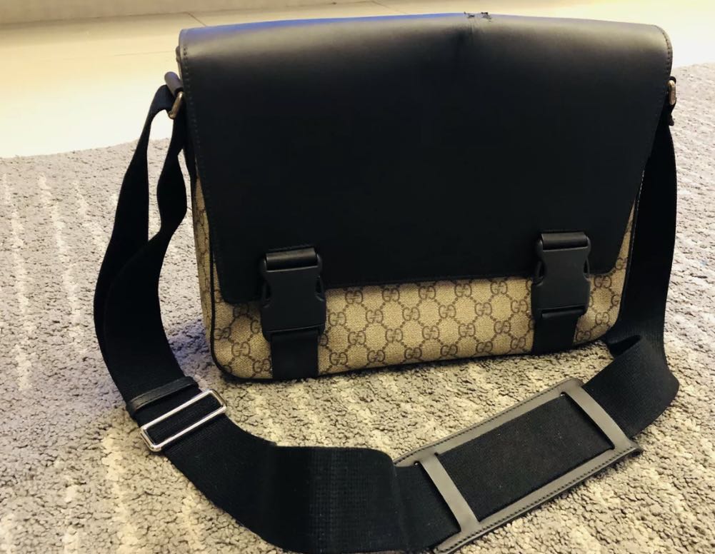 gucci gg supreme monogram messenger bag