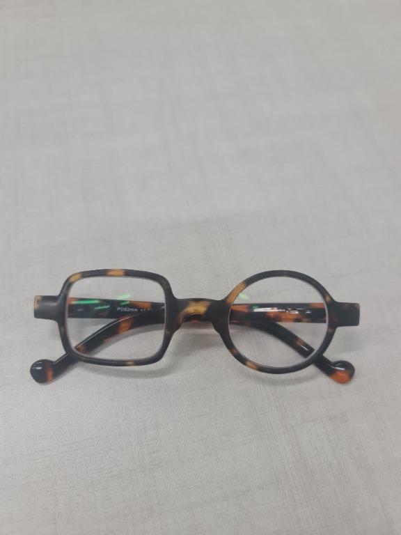 Spectacles (Category: Accessory holder, box & organizers) located in Singapore. Submitted by bebo235 (Listing ID 1130898067, Image 4). Description: spectacles up for sales! For short sightedness. Great for anyone who needs it! Cheap and good!.