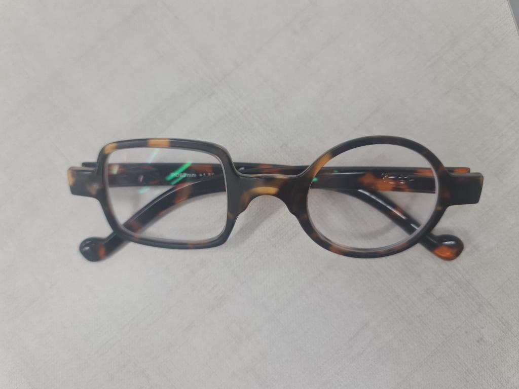Spectacles (Category: Accessory holder, box & organizers) located in Singapore. Submitted by bebo235 (Listing ID 1130898067, Image 5). Description: spectacles up for sales! For short sightedness. Great for anyone who needs it! Cheap and good!.