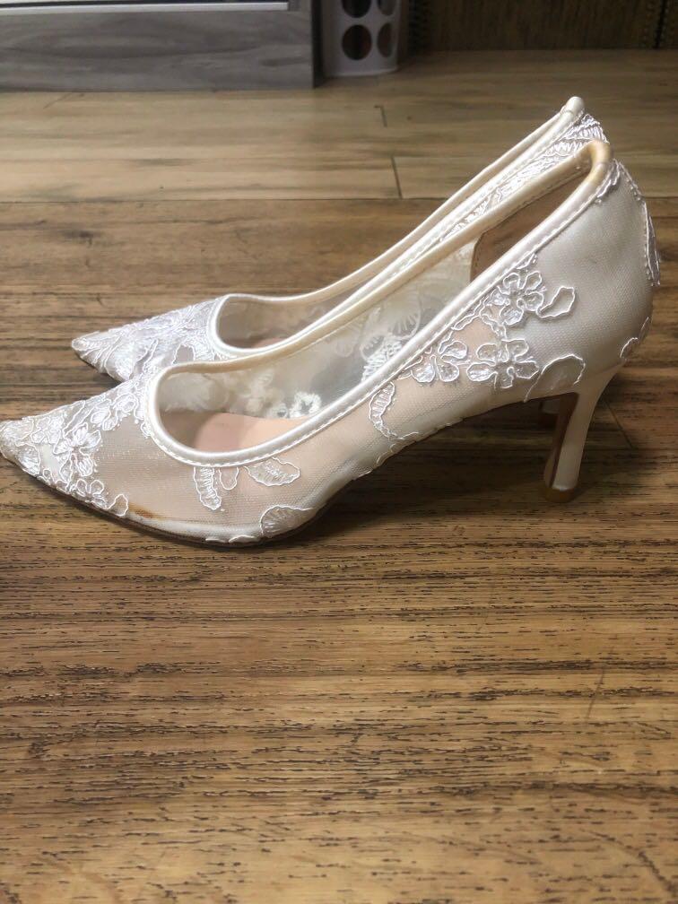 White embroidered heels Women s Fashion Footwear Heels on Carousell
