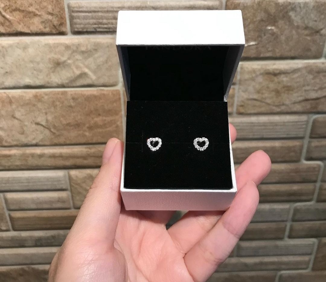 Open heart sale stud earrings pandora
