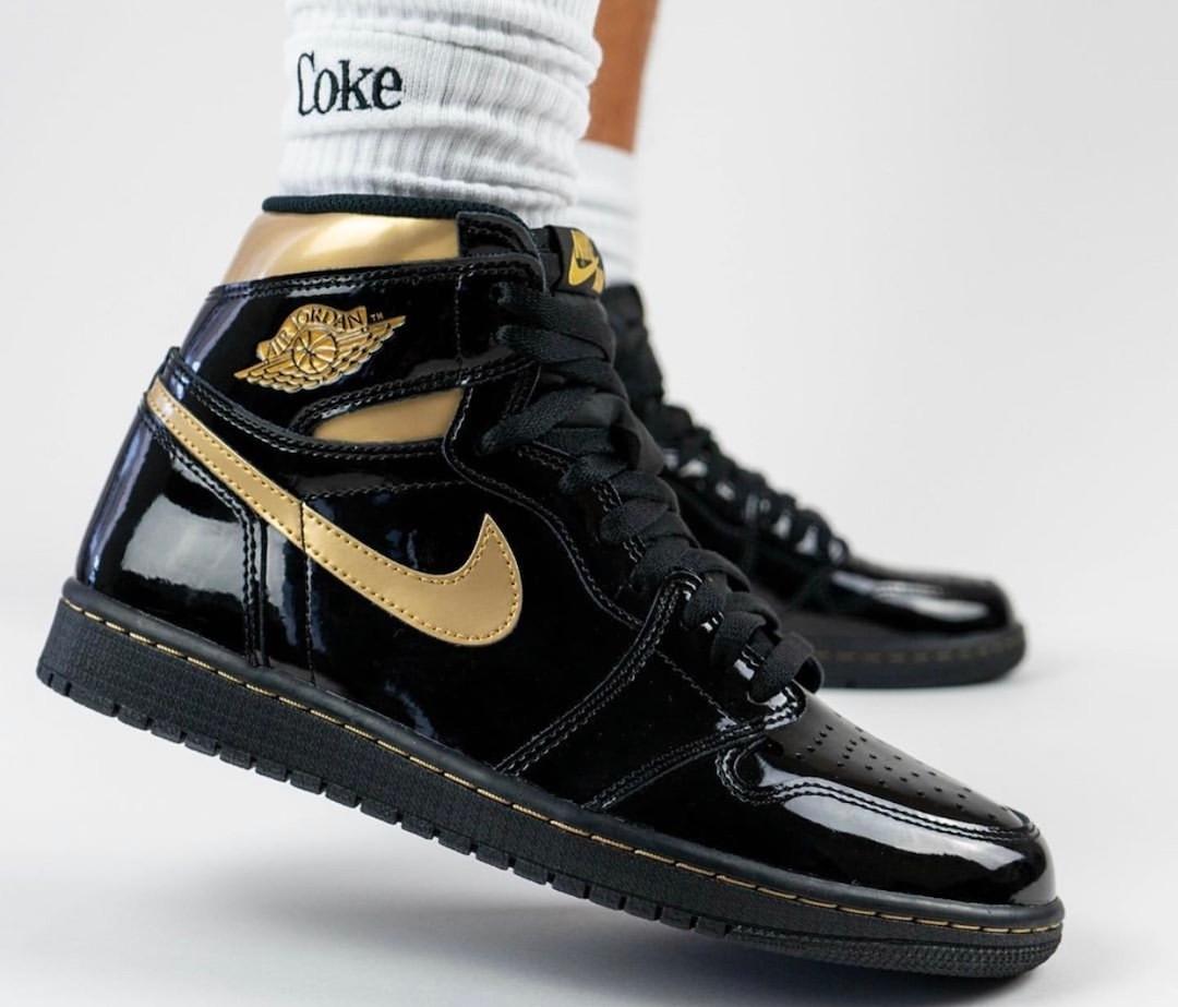 Air Jordan 1 Retro High OG Black Metallic Gold, Men's Fashion, Footwear,  Sneakers on Carousell