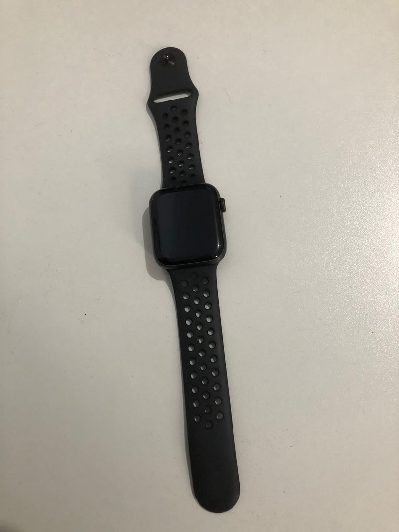 Apple Watch SE 44 mm iBox, Fesyen Pria, Jam Tangan di Carousell