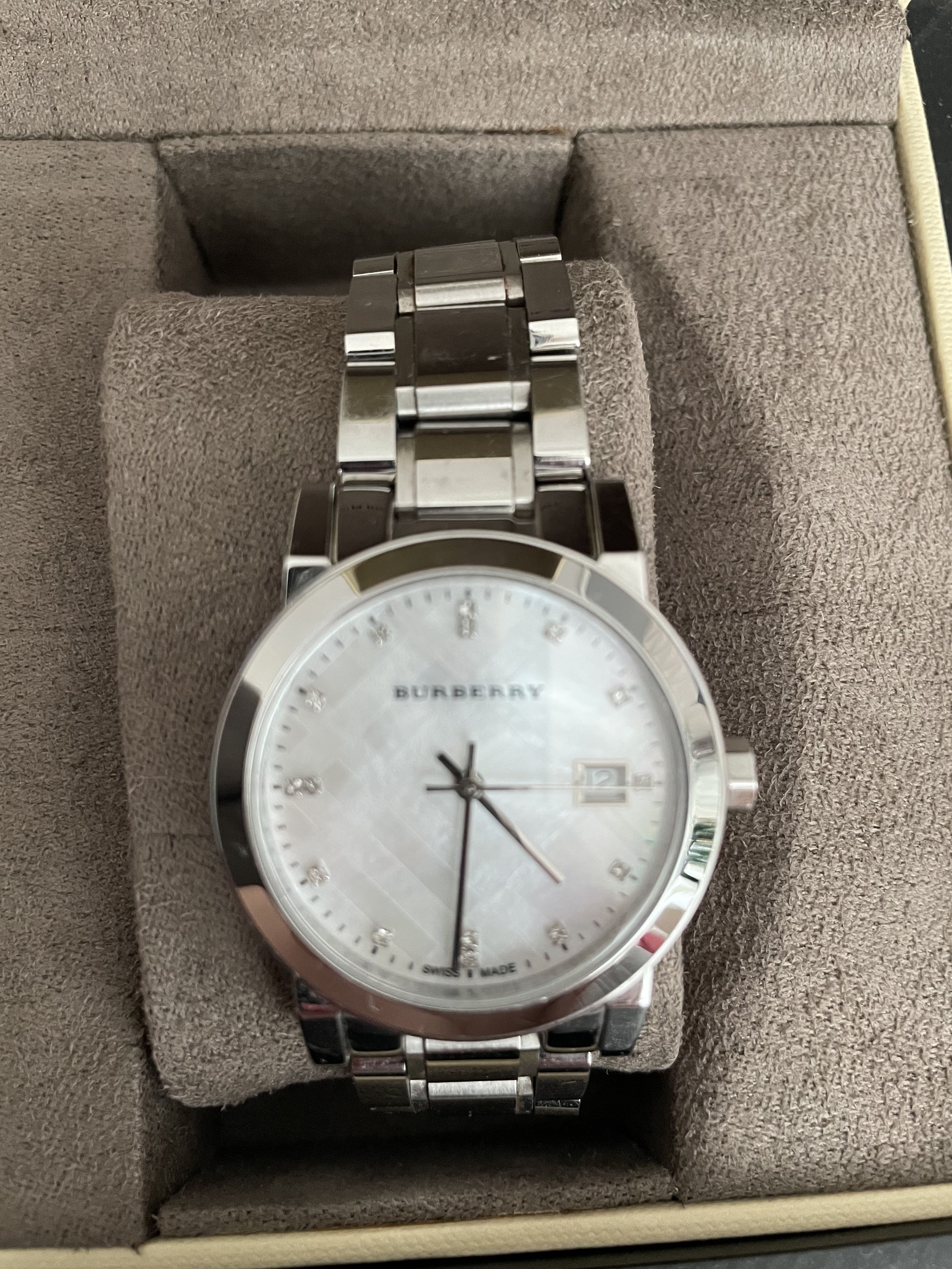 Burberry mother 2025 of pearl watch