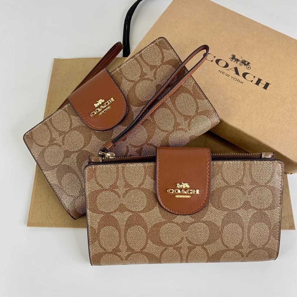 Coach phone hotsell wallet wristlet