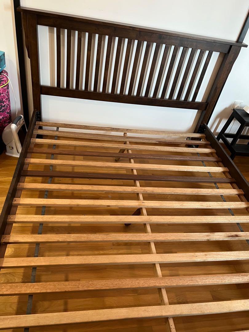 Good condition Picket and Rail Americana solid wood Queensized bed and