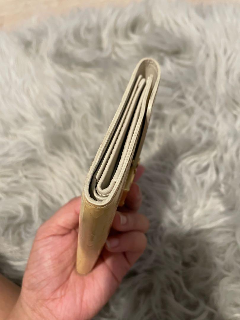 Louis vuitton vernis wallet (Category: Luxury Bags & Wallets) located in Cainta. Submitted by starohstarr (Listing ID 1131099647, Image 3). Description: With transfer color Yung sa loob po okay na okay pa Needs recoloring 100% authentic.