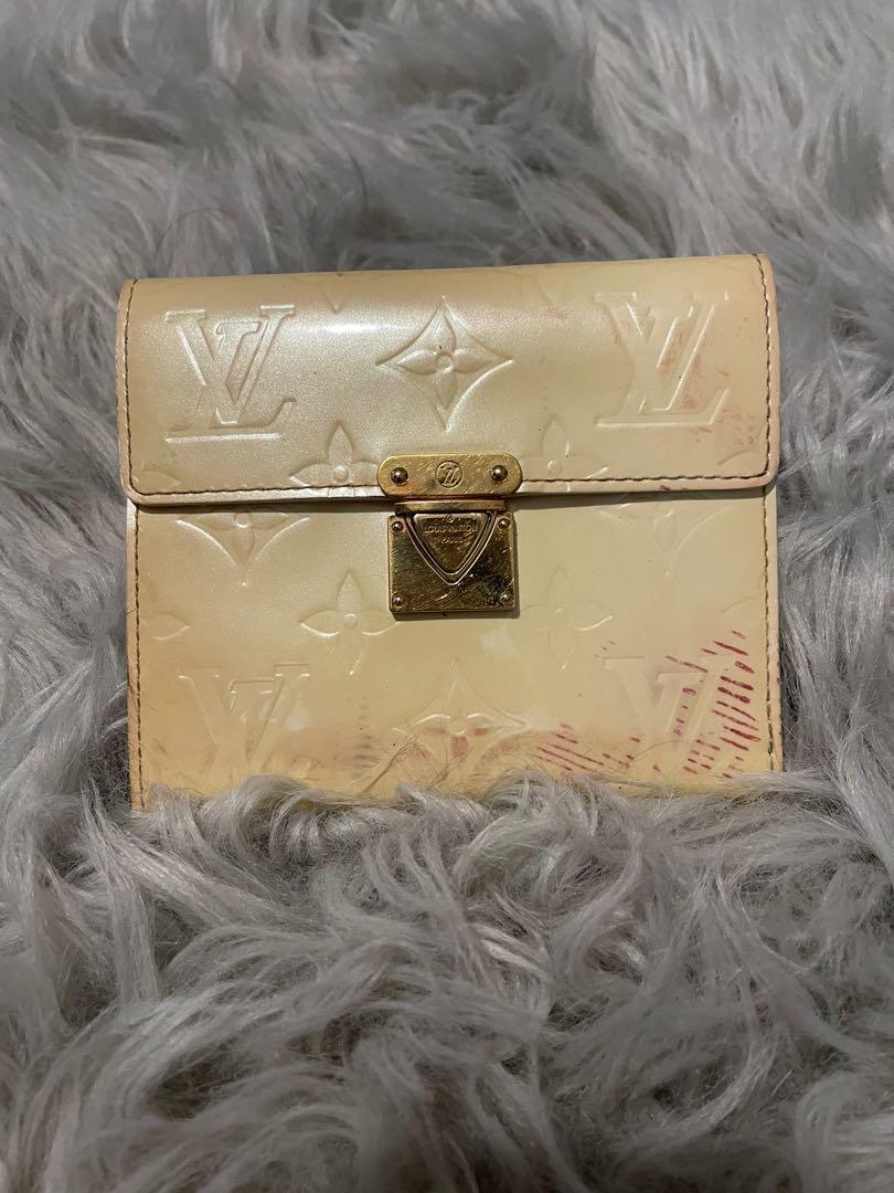 Louis vuitton vernis wallet (Category: Luxury Bags & Wallets) located in Cainta. Submitted by starohstarr (Listing ID 1131099647, Image 1). Description: With transfer color Yung sa loob po okay na okay pa Needs recoloring 100% authentic.