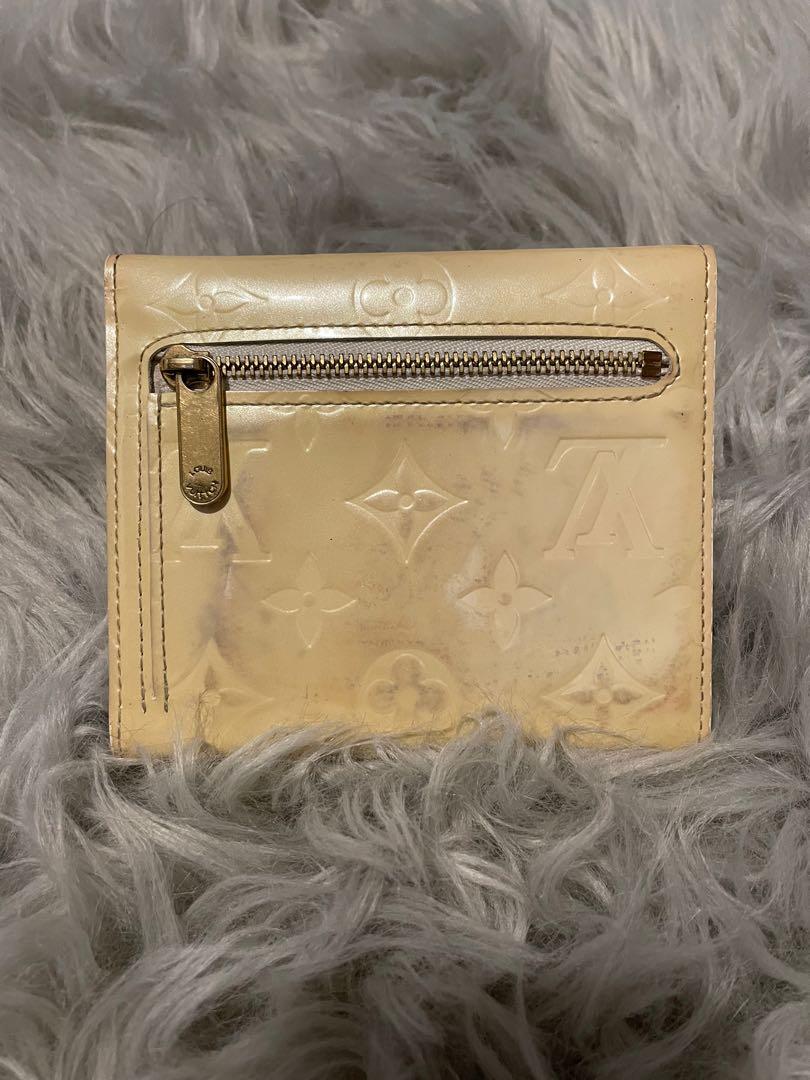 Louis vuitton vernis wallet (Category: Luxury Bags & Wallets) located in Cainta. Submitted by starohstarr (Listing ID 1131099647, Image 2). Description: With transfer color Yung sa loob po okay na okay pa Needs recoloring 100% authentic.