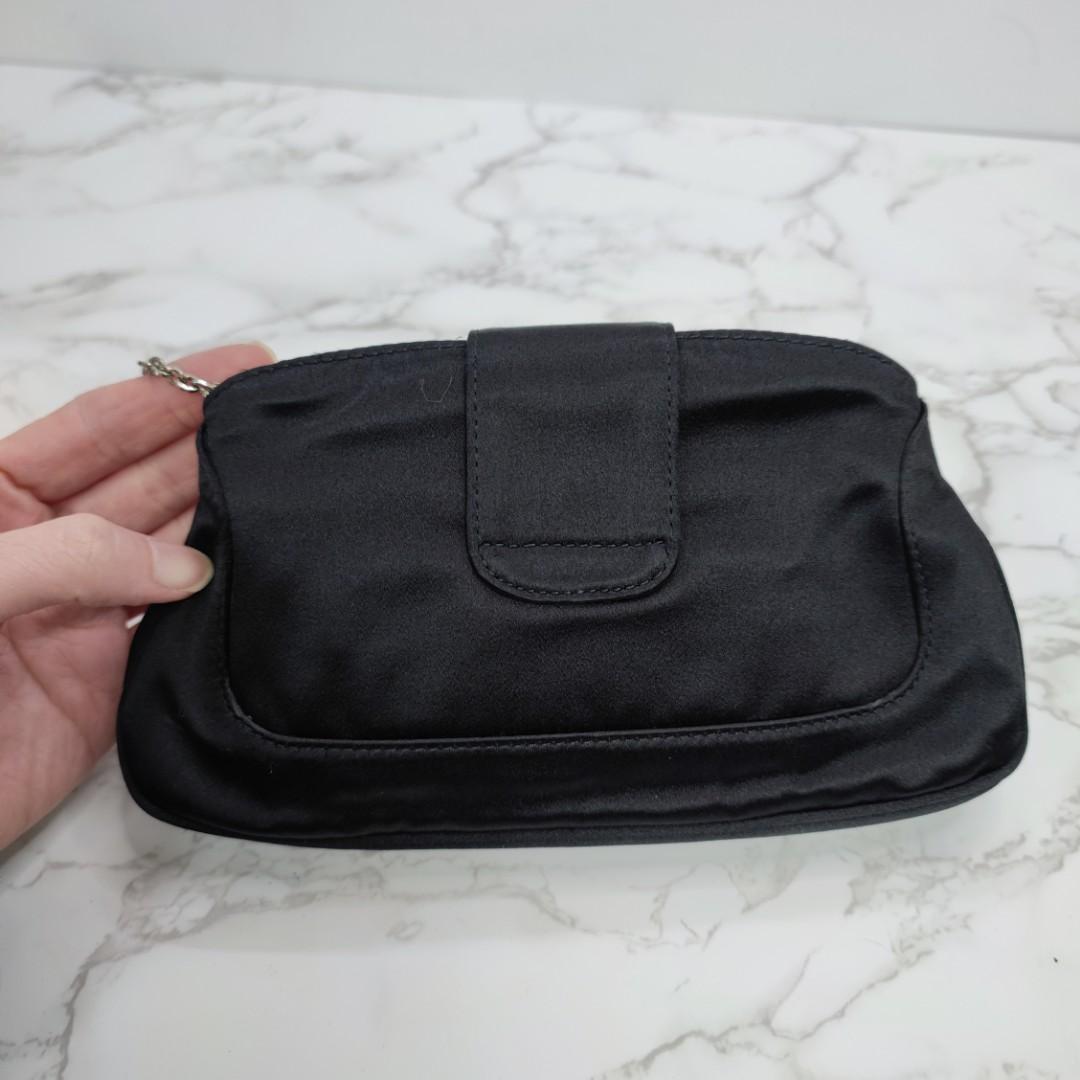 Tods （分類：單肩包）位於 Hong Kong。 由 koomastyle 提交（商品編號 1131207748，圖片 3）。簡介： 產品名稱：Tods 2ways bag ›歡迎你到同名ig (@koomastyle) 可以睇到更多items‹ 新舊程度 (因人而異)：90% new *整體輕微使用痕跡，儲多過用，新淨企理 顏色：黑色 產品尺寸 (人手量度有可能存在1-2cm 誤差)：21CM X 11CM *可參考圖10有埋生活物品對比圖 配件：塵袋 + 卡 簡介：satin質料，自帶反光感，配上搶眼閃石，高貴感滿滿，又有長鏈可上膞，輕便實用 記得幫忙睇曬10張相同文字描述喔，用左好多心機影同寫清楚的🙂🙏🏻。
