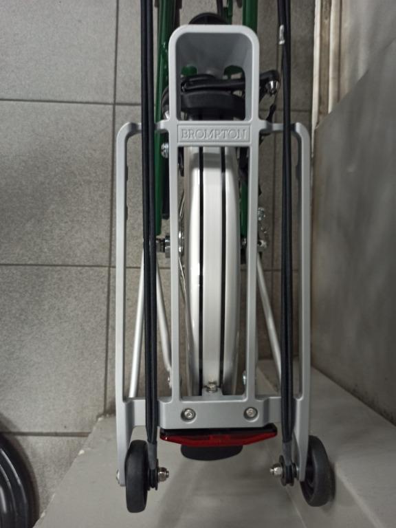 Brompton Racing Green M6R (Category: Bicycles) located in Singapore. Submitted by looiscycle (Listing ID 1131266795, Image 3). Description: Brompton Racing Green M6R Priced to sell, non neg. Hope to reply everyone, cant please everyone too. :P DM here or whatsapp directly the link below https://wa.me/6588177166.