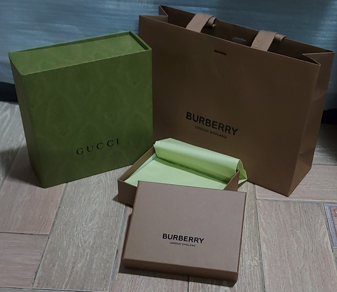 velgørenhed følelse største Gucci and Burberry boxes, 名牌, 飾物及配件- Carousell
