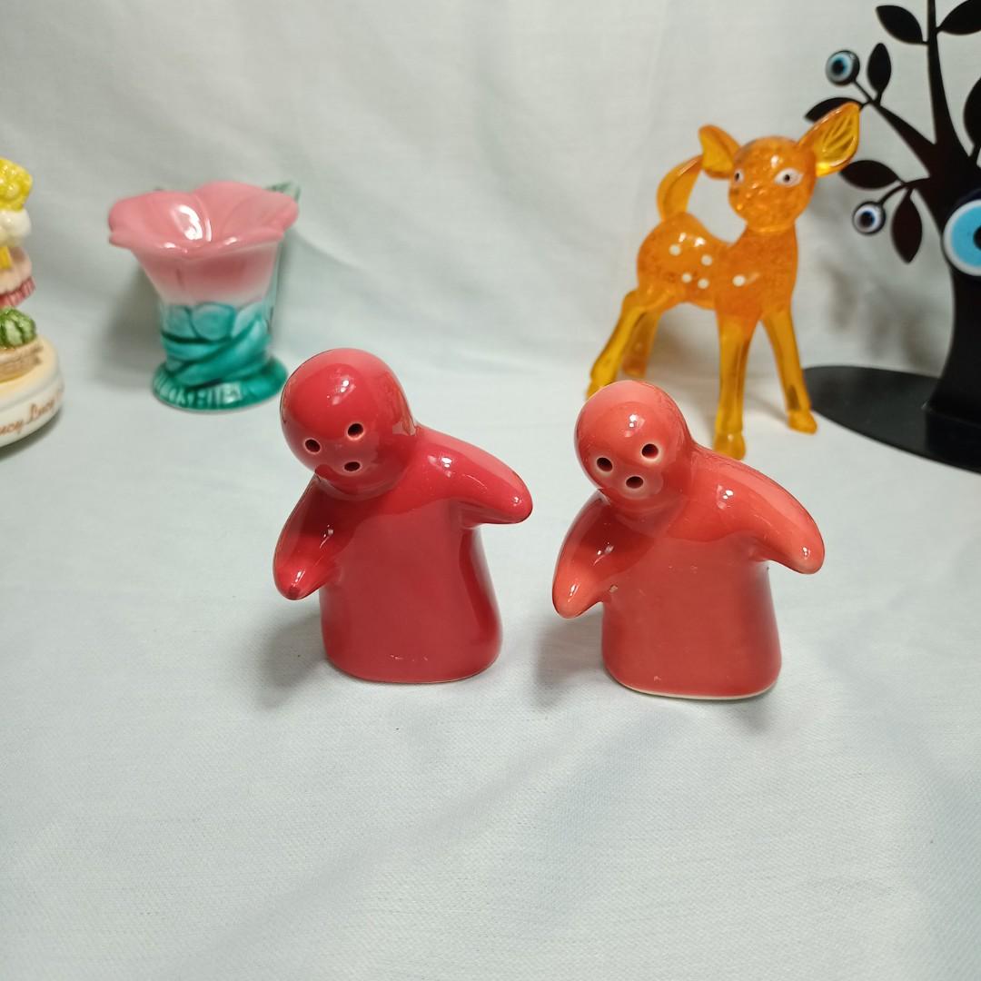 HUGGING SALT & PEPPER SHAKER (Category: Other Kitchenware & Tableware) located in Makati City. Submitted by nyxhemera26 (Listing ID 1131419237, Image 2). Description: HUGGING SALT & PEPPER SHAKER - 170 • SMALL CHIP ON ONE HAND (SEE PHOTO) • WITH CRAZING.