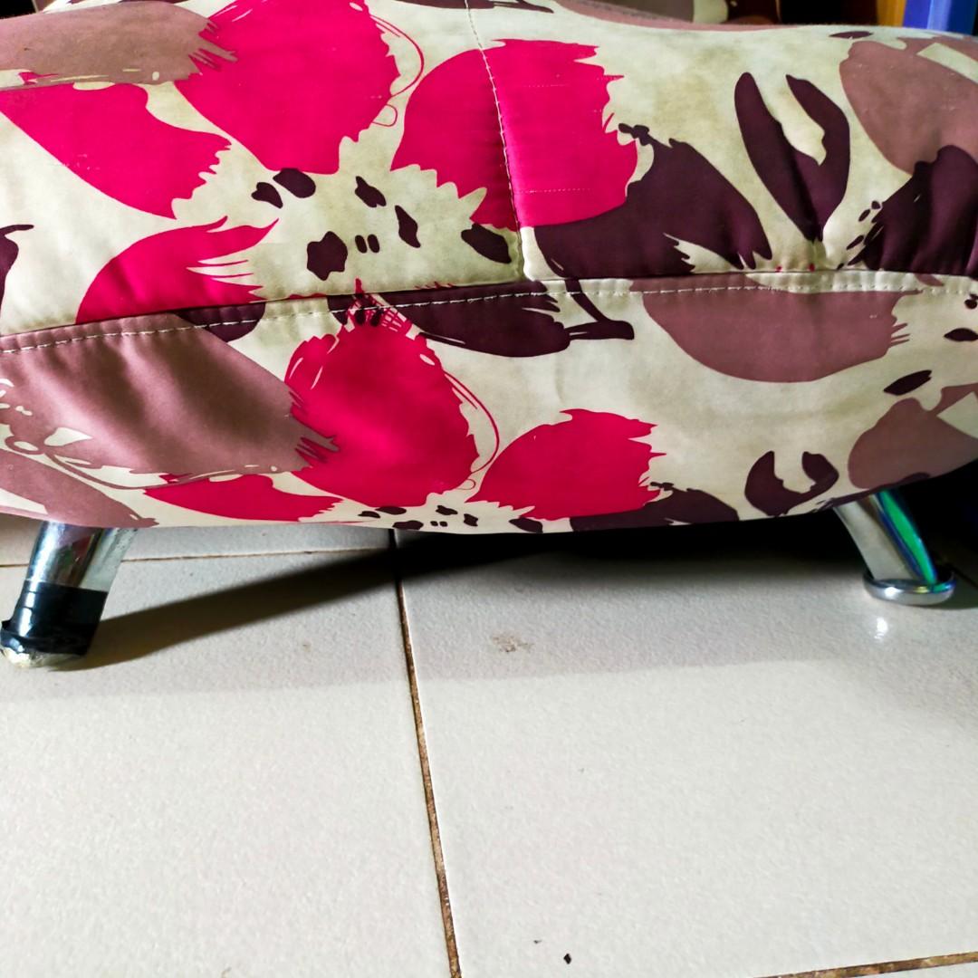 Single sofa chair (Category: Sofas) located in Manila. Submitted by buyandbeblessed (Listing ID 1109925814, Image 3). Description: with washable cover 1 seater, comfy low sofa.