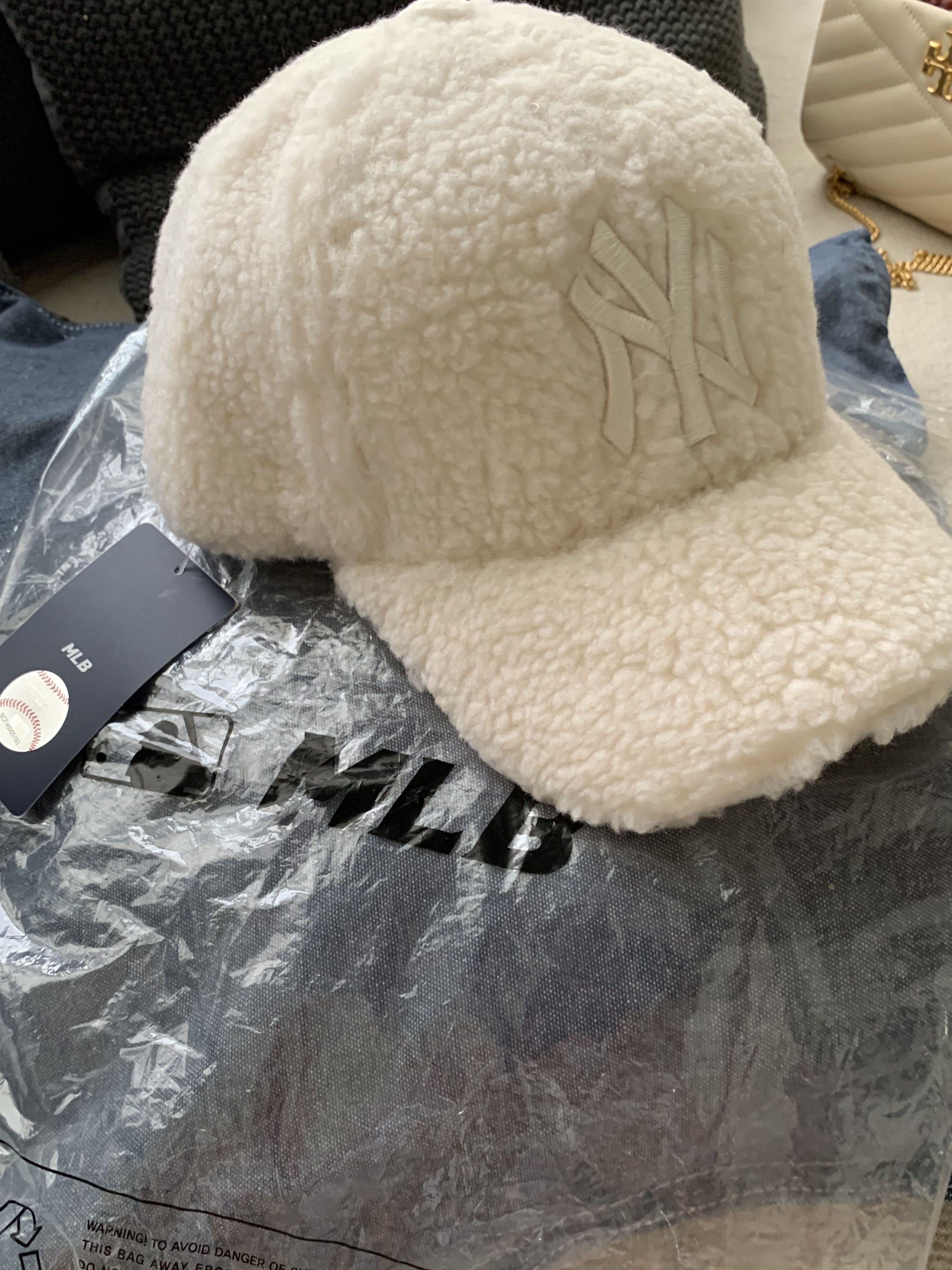 NY Yankees Hat White Fleece Women s Fashion Watches